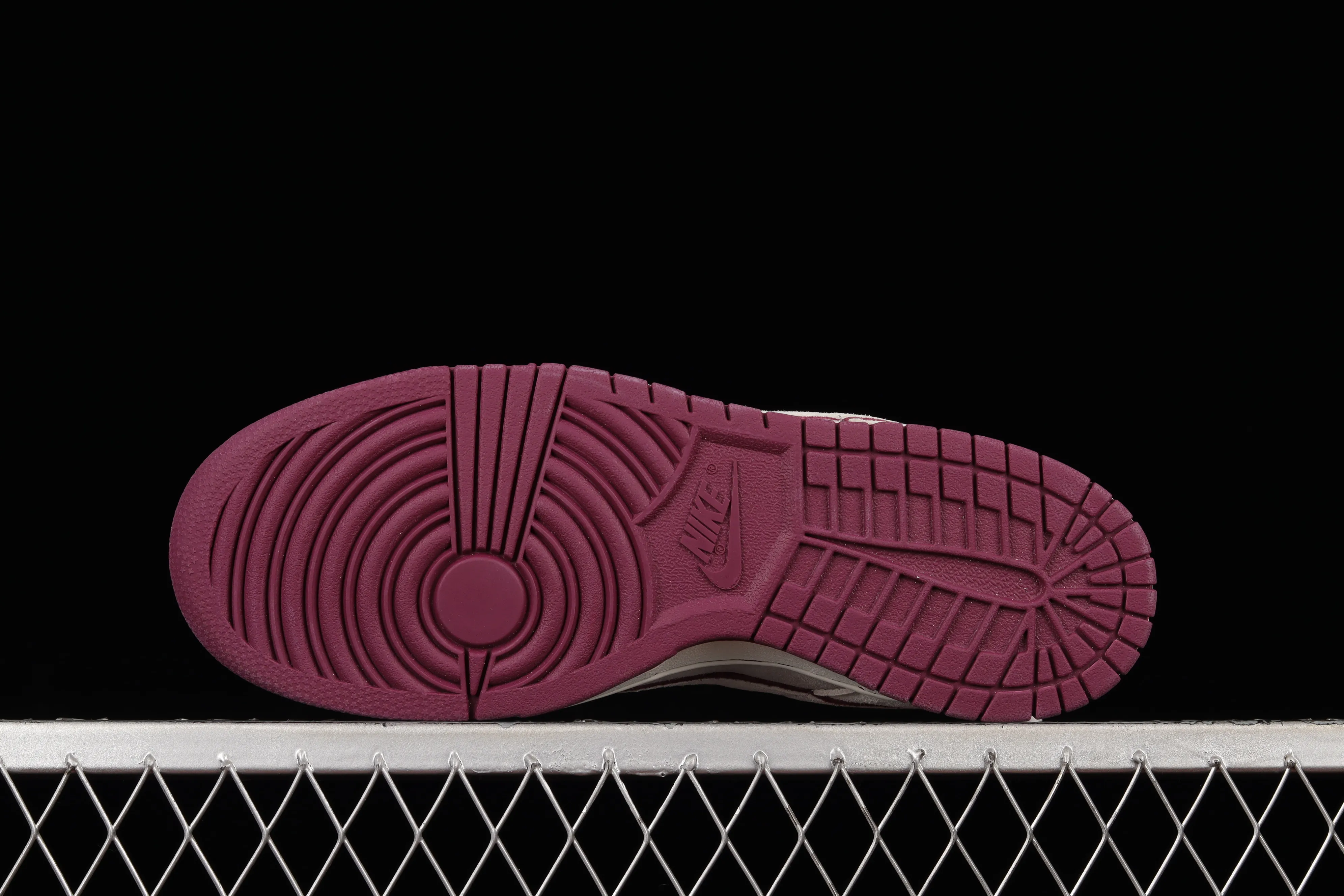 All Categories Nk SB Dunk Series Nk SB Dunk Low Low-top sneakers Otomo Katsuhiro x Nk SB Dunk Low "Steamboy OST" Otomo Katsuhiro co-branded SB low-top sports and leisure sneakers LF0039-013